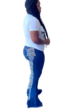 Load image into Gallery viewer, Peekaboo bell bottom jeans
