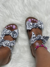 Cargar imagen en el visor de la galería, Double Bow Sandal- White Bandana Print

