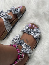 Cargar imagen en el visor de la galería, Double Bow Sandal- White Bandana Print
